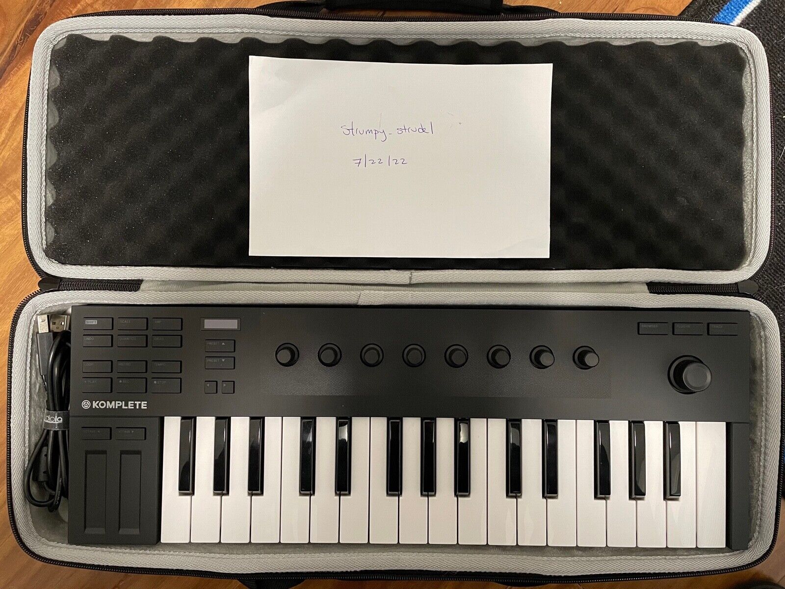 Native Instruments M32  Komplete Kontrol Keyboard Controller (26154) - Fresh Stock Dated February 2026
