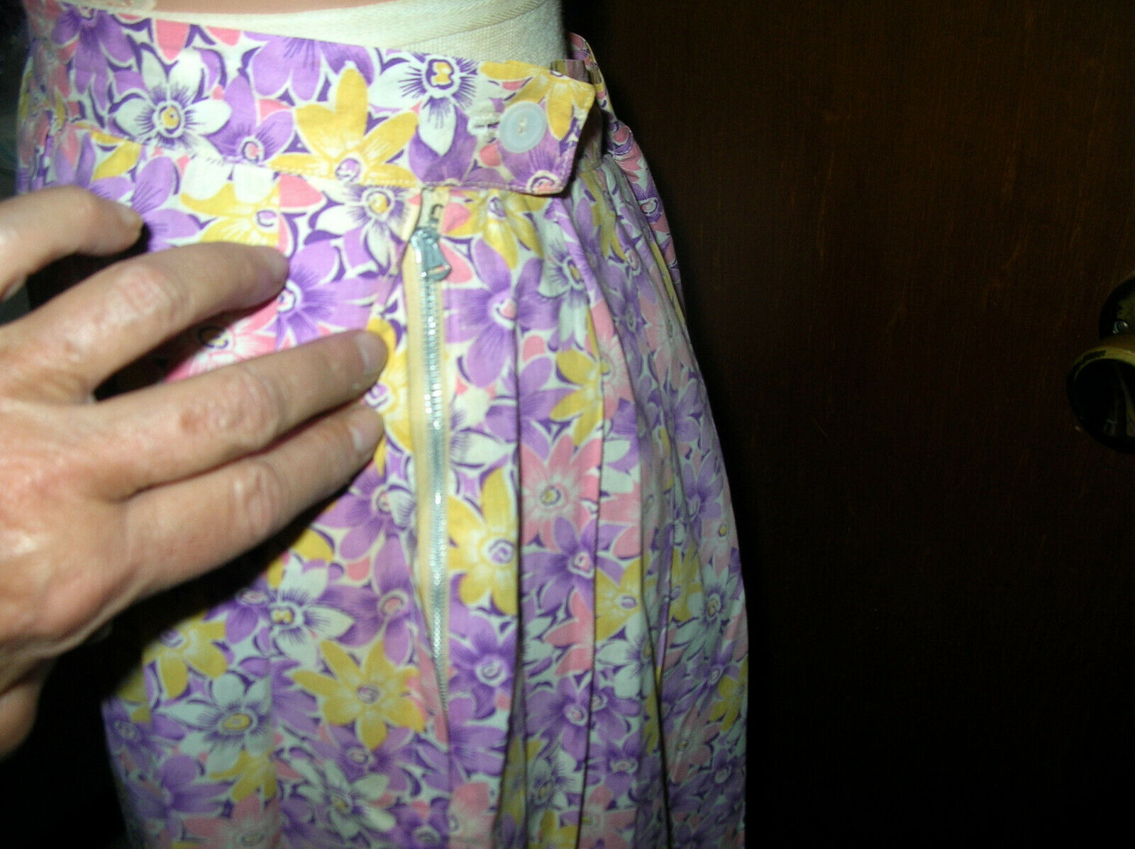 Vintage 50's-60's Cotton Floral Print Pleated Skirt w/ Side Zipper..Waist 30