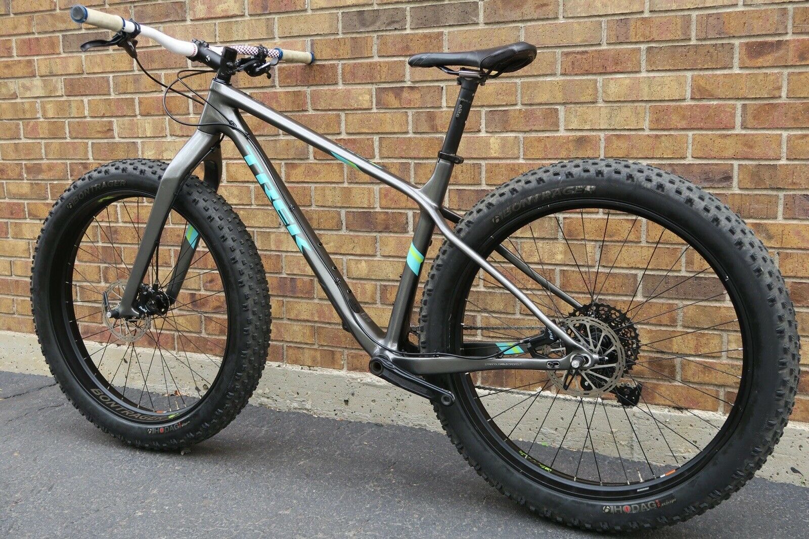 trek farley 9.6 L - Carbon - Fresh Stock Dated February 2026