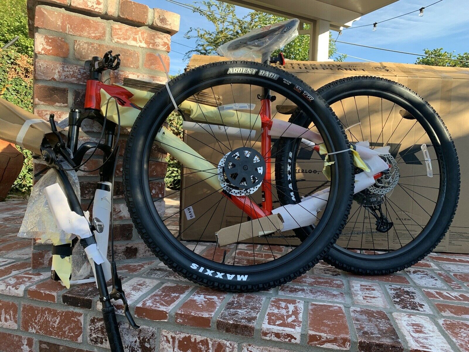 2022 TREK MARLIN 8 SIZE M /L Red MOUNTAIN BIKE Never Ridden Orig Box TUBLESS - Fresh Stock Dated February 2026