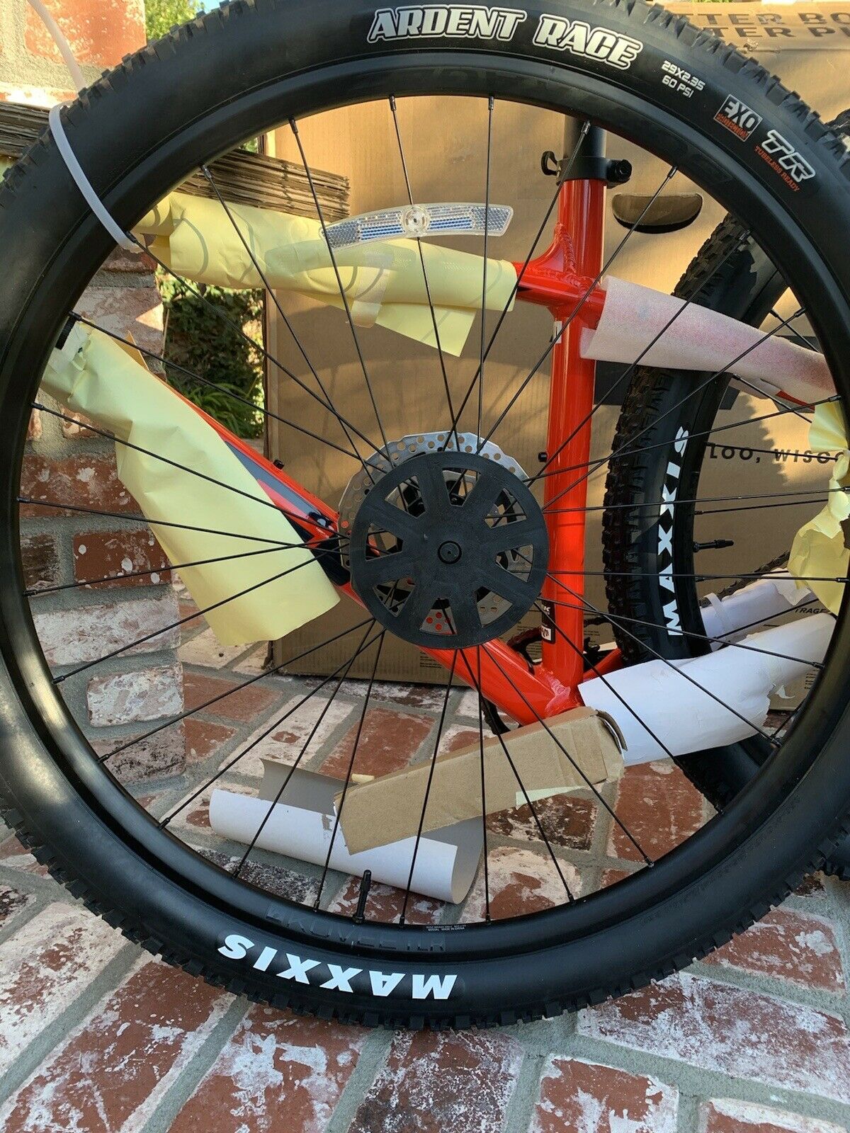 2022 TREK MARLIN 8 SIZE M /L Red MOUNTAIN BIKE Never Ridden Orig Box TUBLESS - Fresh Stock Dated February 2026