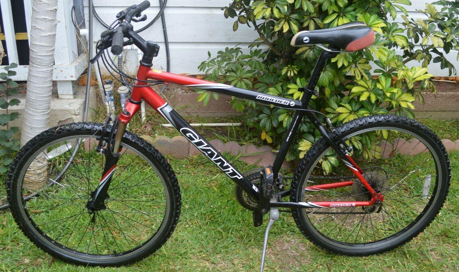 GIANT BOULDER MEN'S MOUNTAIN BIKE 21-SPEED 19