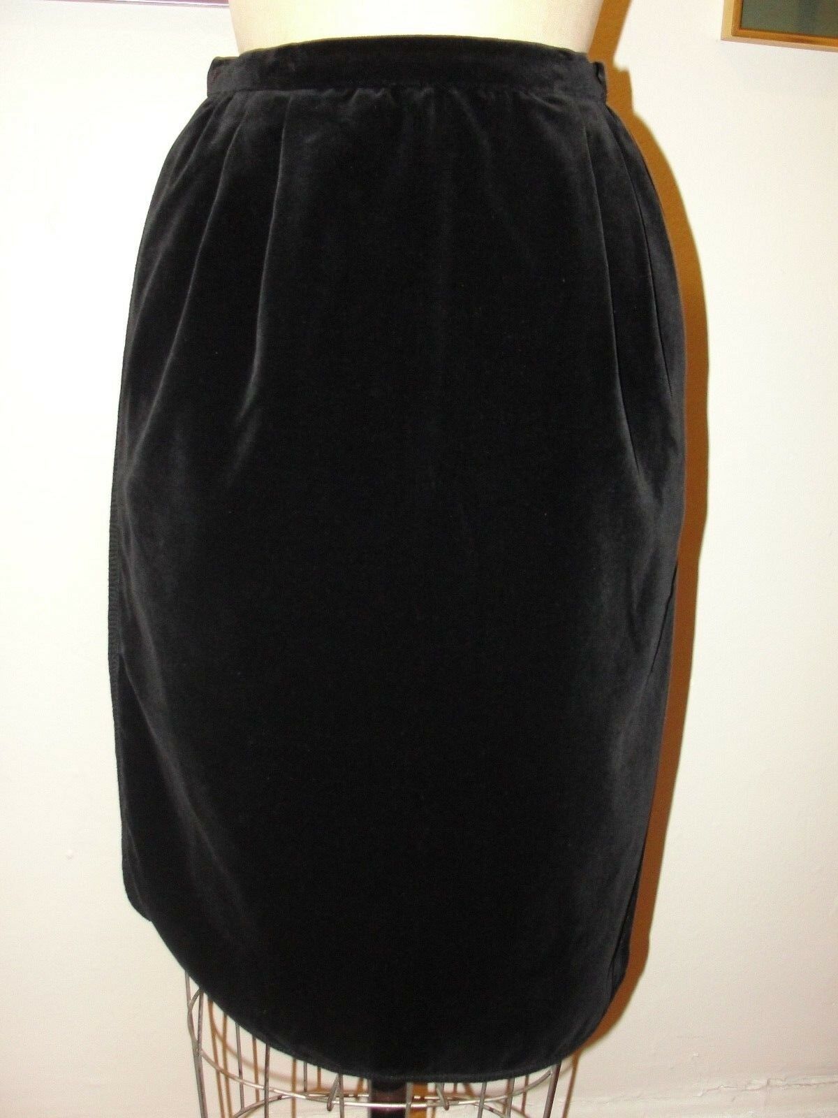 VINTAGE VALENTINO BOUTIQUE*BLACK VELVET HIGH WAIST PLEATED PENCIL SKIRT*6 XS/S - Fresh Stock Dated March 2026