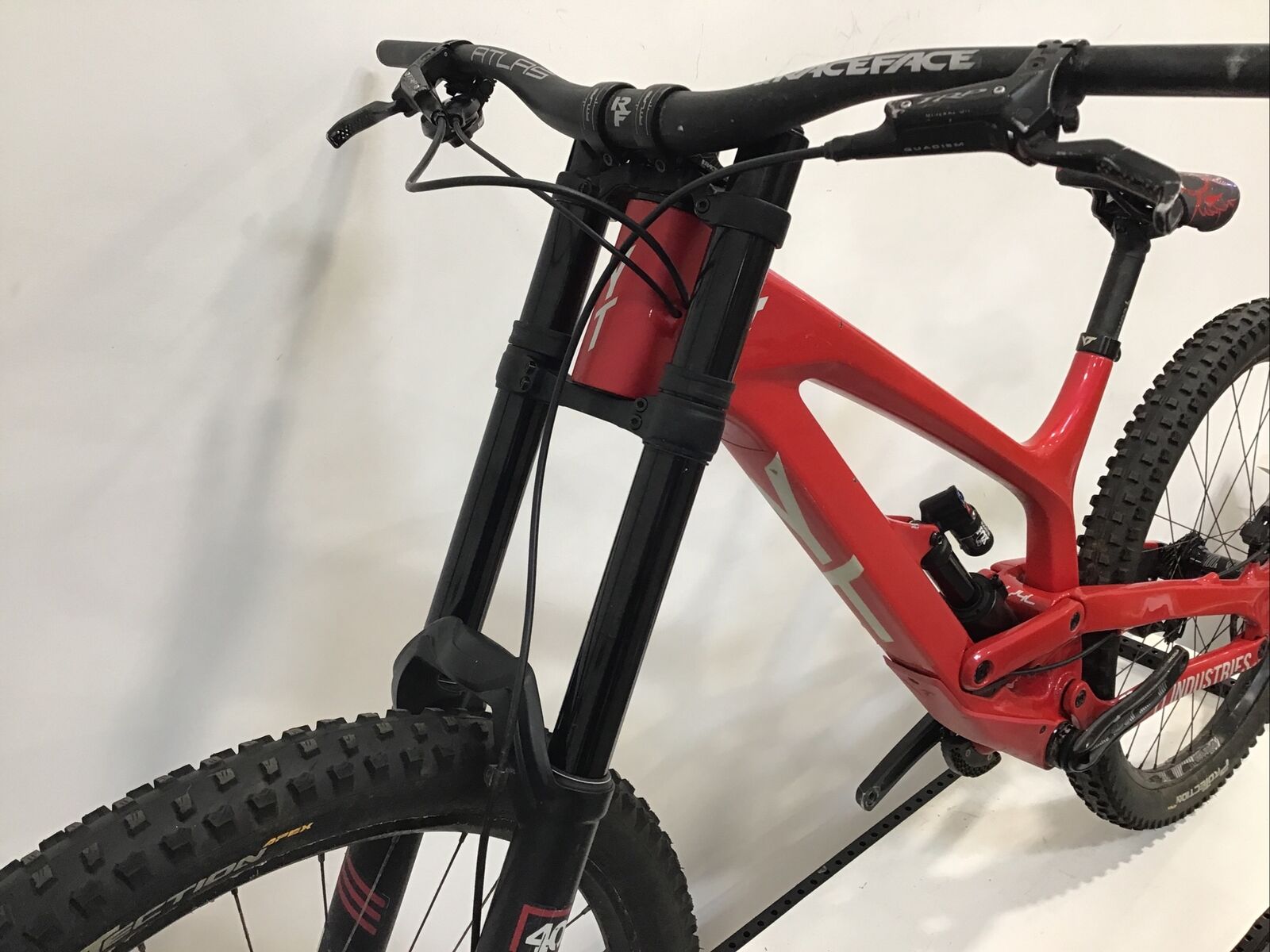 2019 YT Tues 27 CF Pro Mountain Bike X-Large 27.5