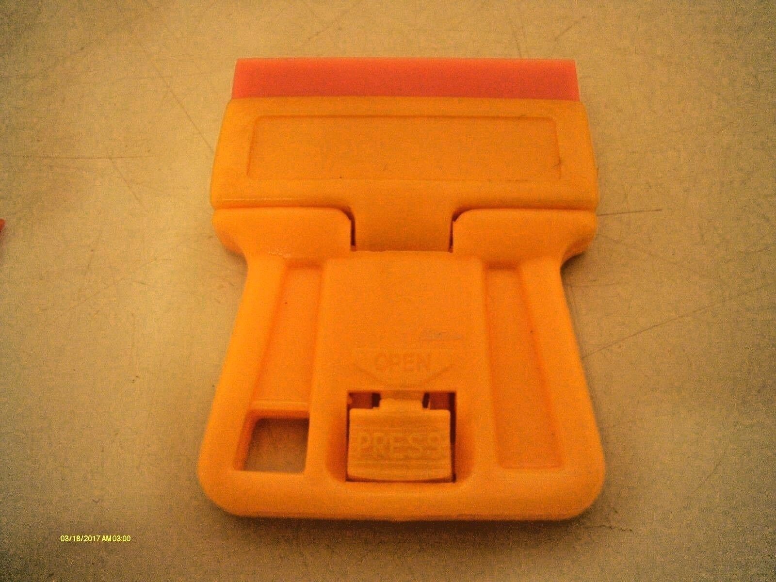 25 Pcs Double Edge Plastic Razor Blades PLUS One Mini Razor Scraper Pinstripe YE - Fresh Stock Dated February 2026