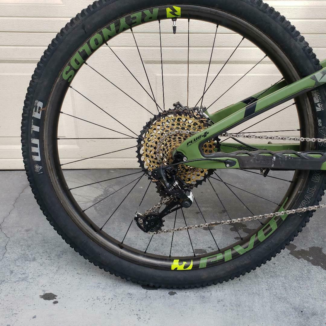 Pivot Switchblade 29 Scram XO FOX Live Valve Reynolds Carbon wheels - Fresh Stock Dated February 2026