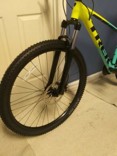 Trek Marlin 5 2022 LG - Fresh Stock Dated February 2026