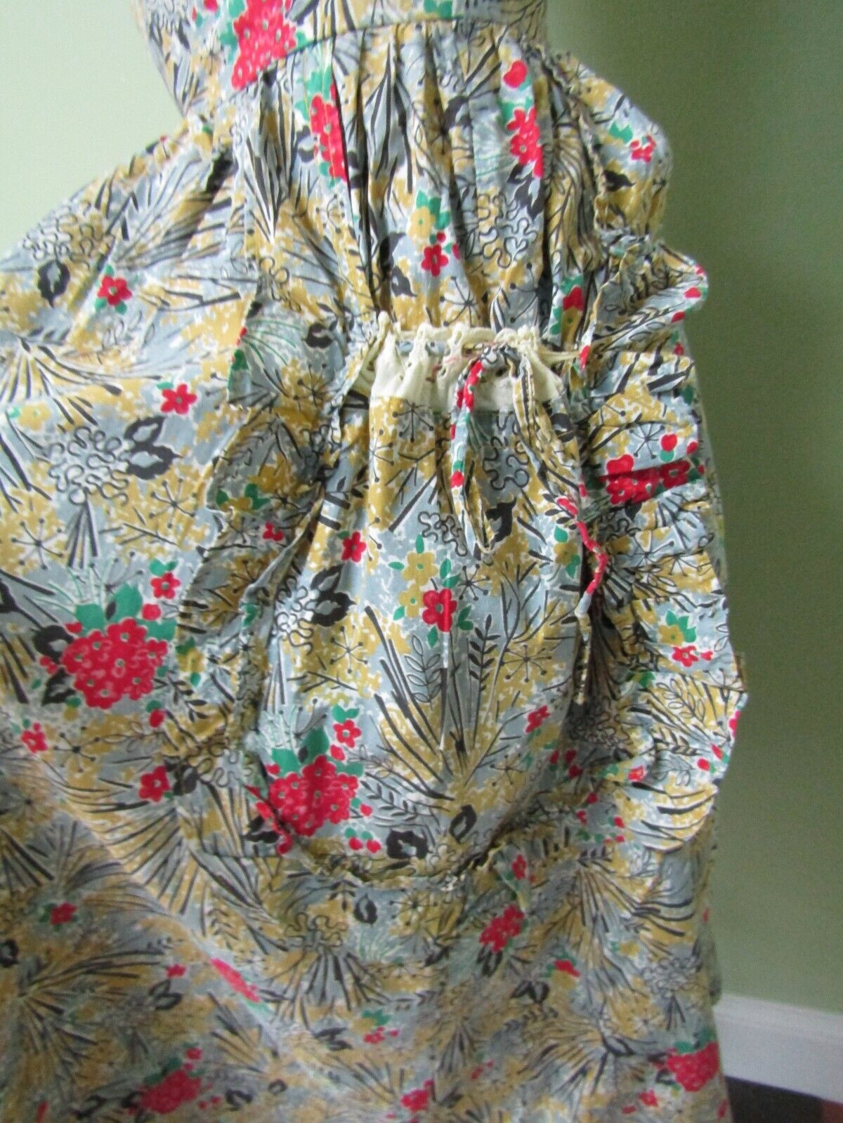 VINTAGE 1950 S SKIRT W/ CUTE POCKET DETAILS / 26  WAIST - Fresh Stock Dated March 2026