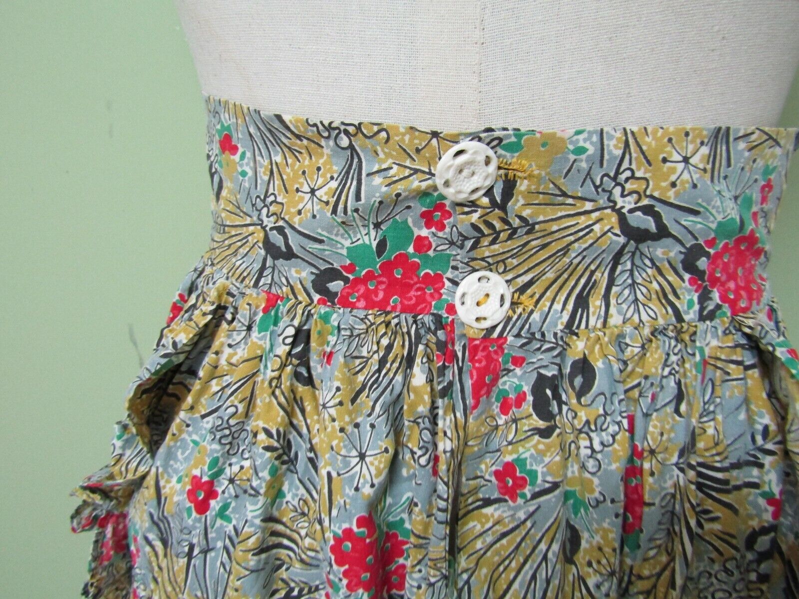 VINTAGE 1950 S SKIRT W/ CUTE POCKET DETAILS / 26  WAIST - Fresh Stock Dated March 2026