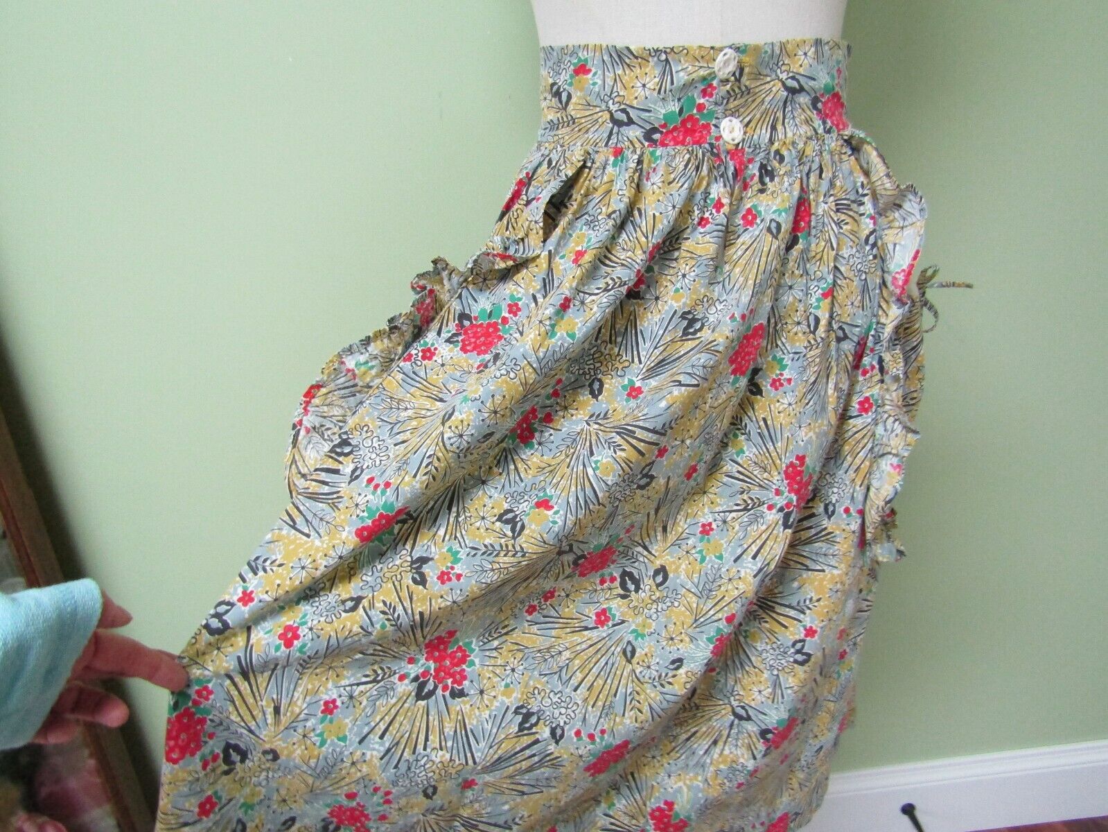 VINTAGE 1950 S SKIRT W/ CUTE POCKET DETAILS / 26  WAIST - Fresh Stock Dated March 2026
