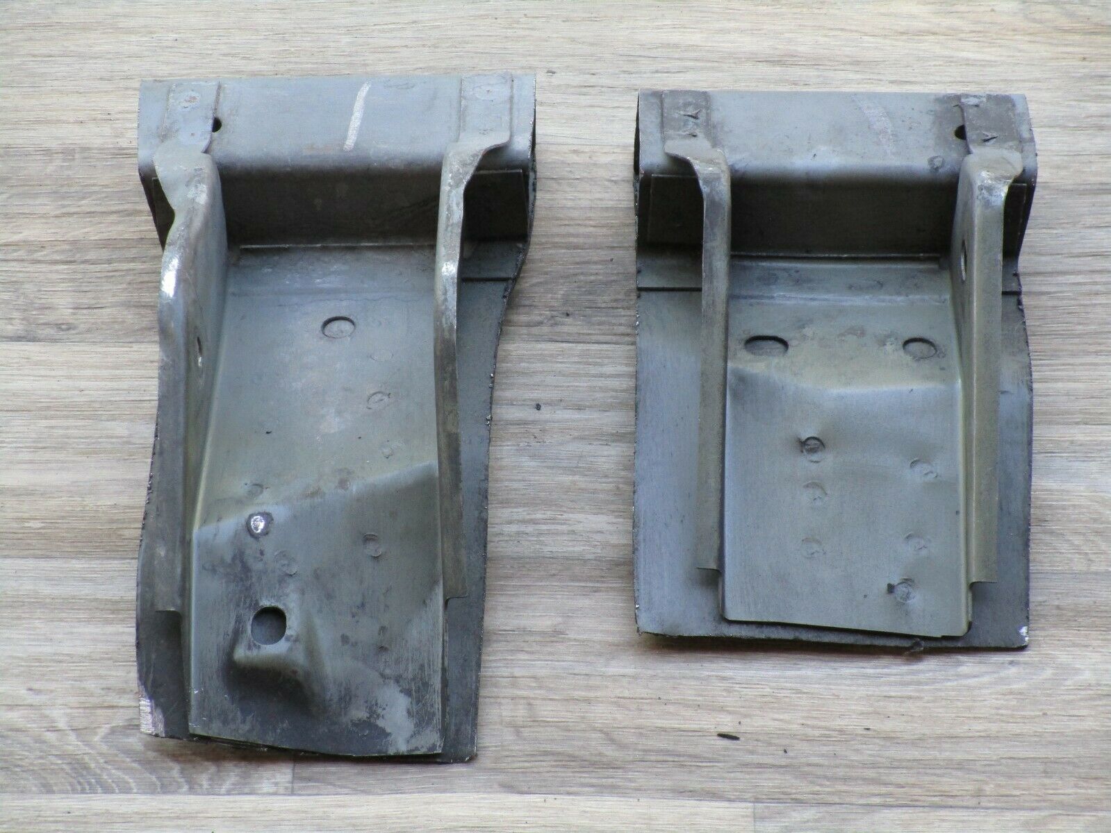 94-98 MUSTANG 5 SPEED CROSS MEMBER METAL BRACKETS UNDER CAR OEM GT 95 BLACK - Fresh Stock Dated February 2026
