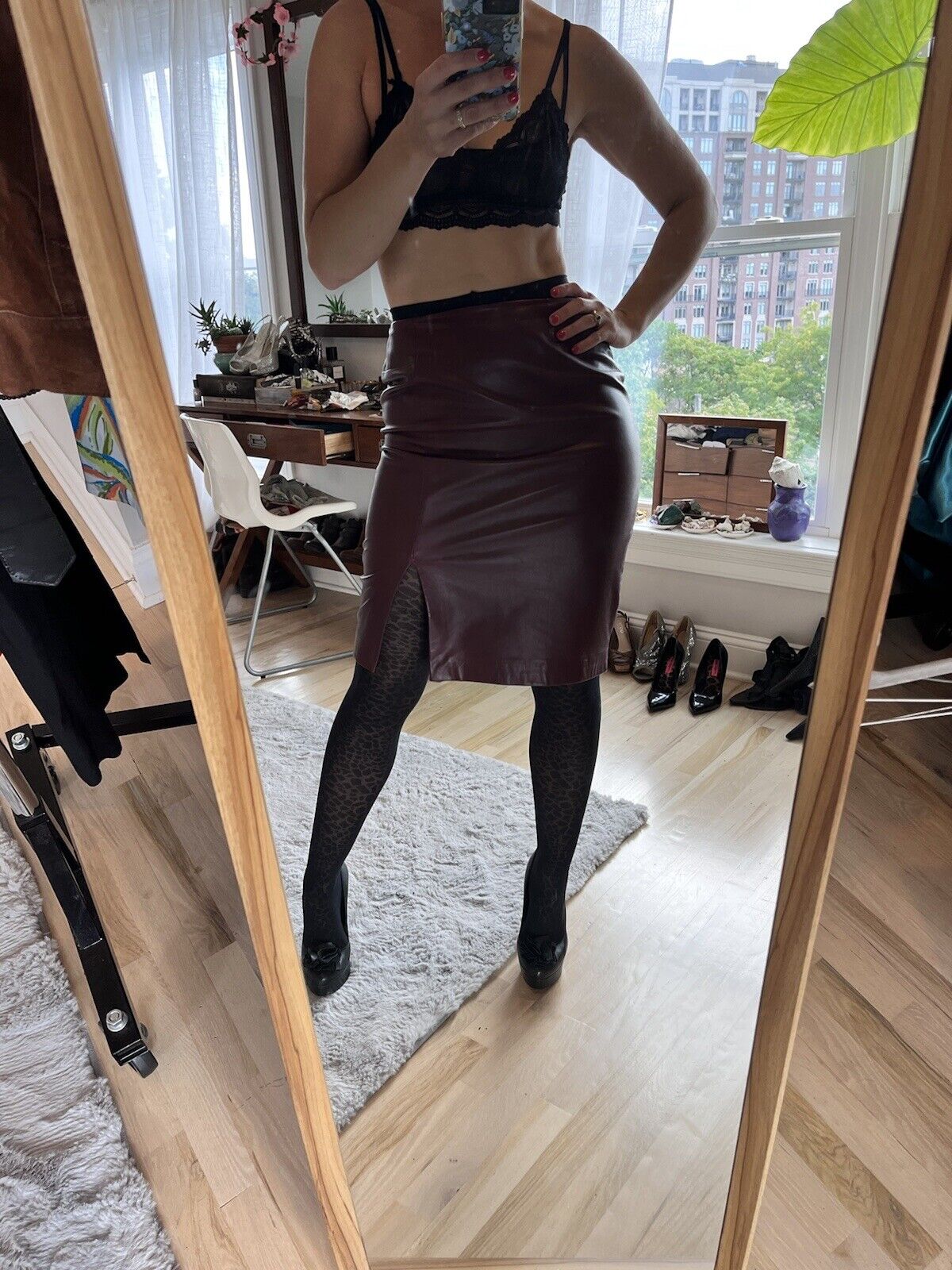 Dana Buchman Soft Lambskin Leather  Maroon Pencil skirt Size 2 Great Condition - Fresh Stock Dated March 2026