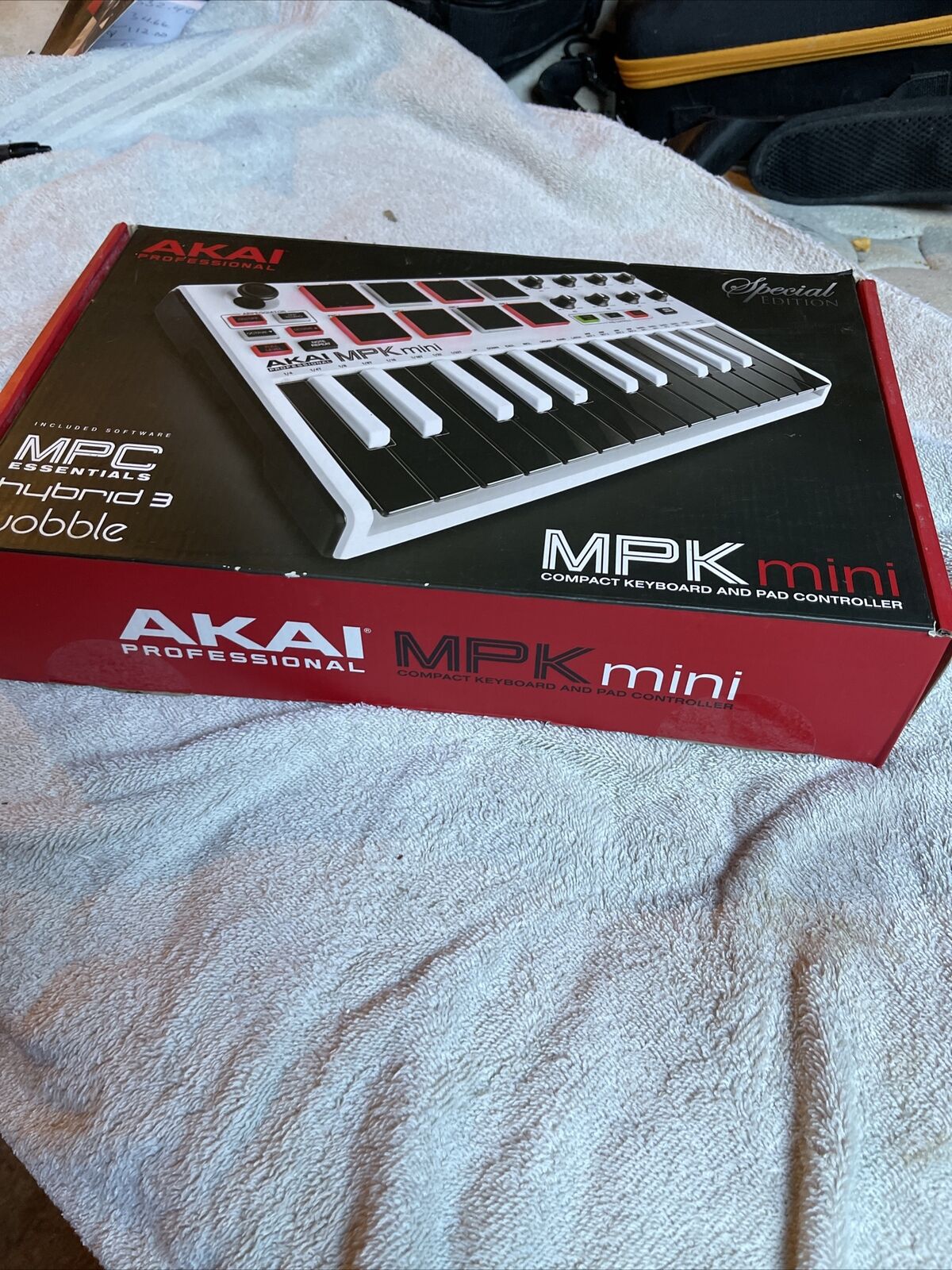 Akai Professional MPKMINIWHITE MKII Compact Keyboard and Pad Controller - White - Fresh Stock Dated February 2026