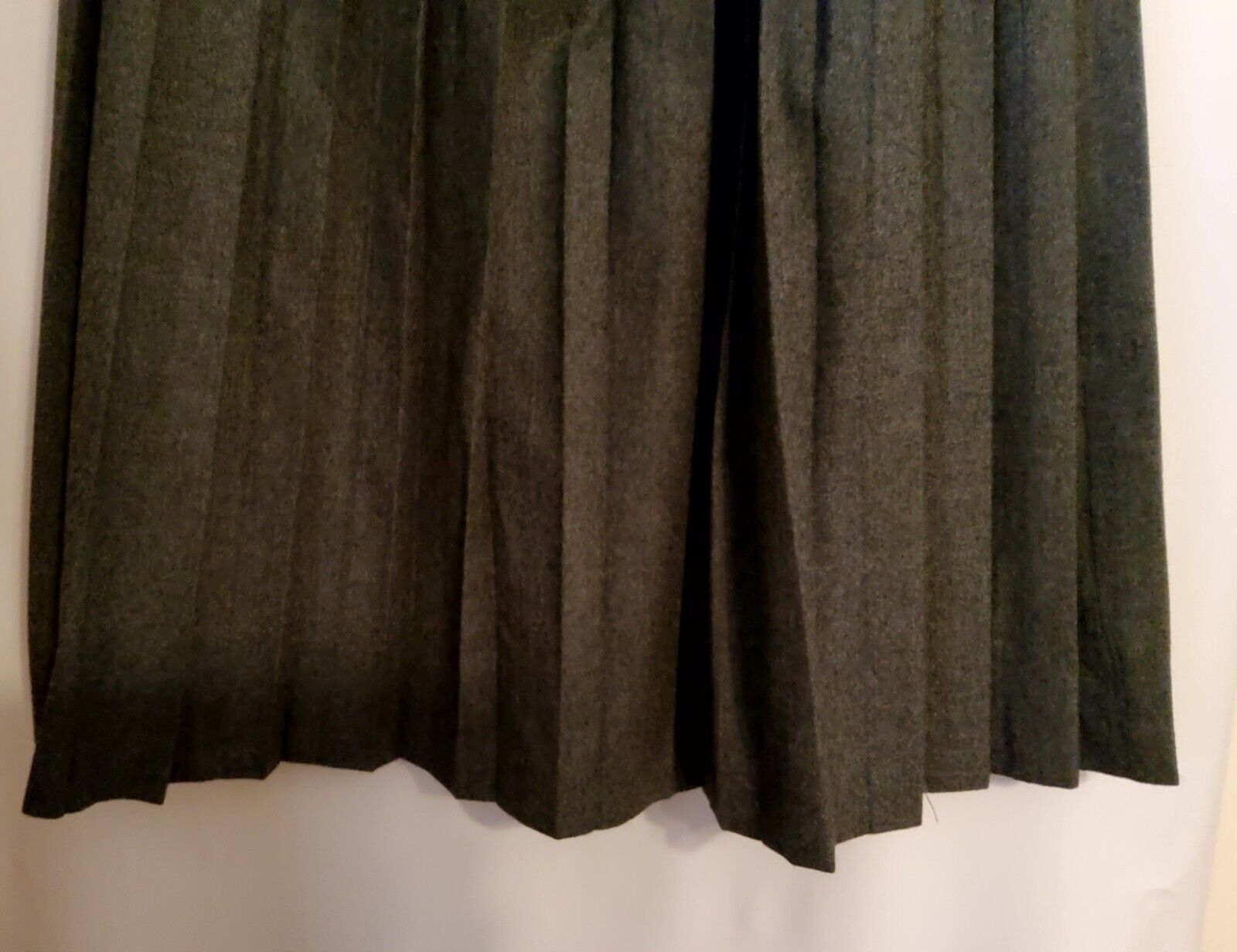 Vintage ~ Toff's ~ Womens Grey 100% Wool PLEATED SKIRT ~ Sz 10 - Fresh Stock Dated March 2026