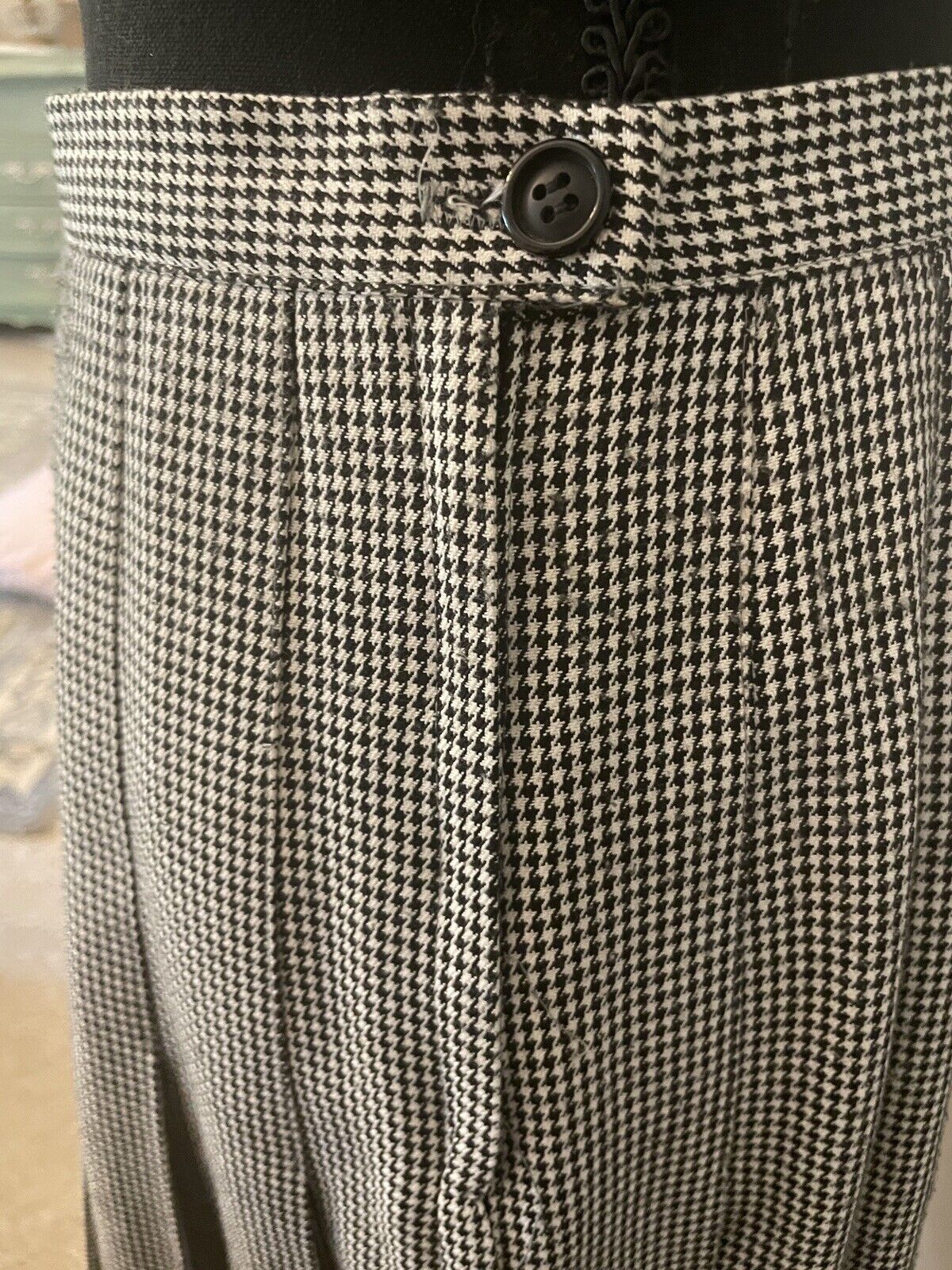 vintage houndstooths skirt Briggs New York size 6 small 26” waist - Fresh Stock Dated March 2026