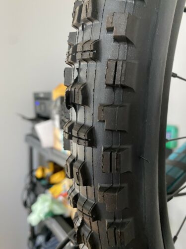 Santa Cruz 5010 S Build Carbon C Medium Loosely Blue.  (Brand New Never Ridden) - Fresh Stock Dated December 2025