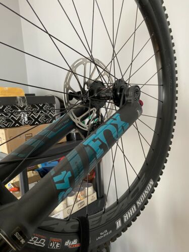 Santa Cruz 5010 S Build Carbon C Medium Loosely Blue.  (Brand New Never Ridden) - Fresh Stock Dated December 2025