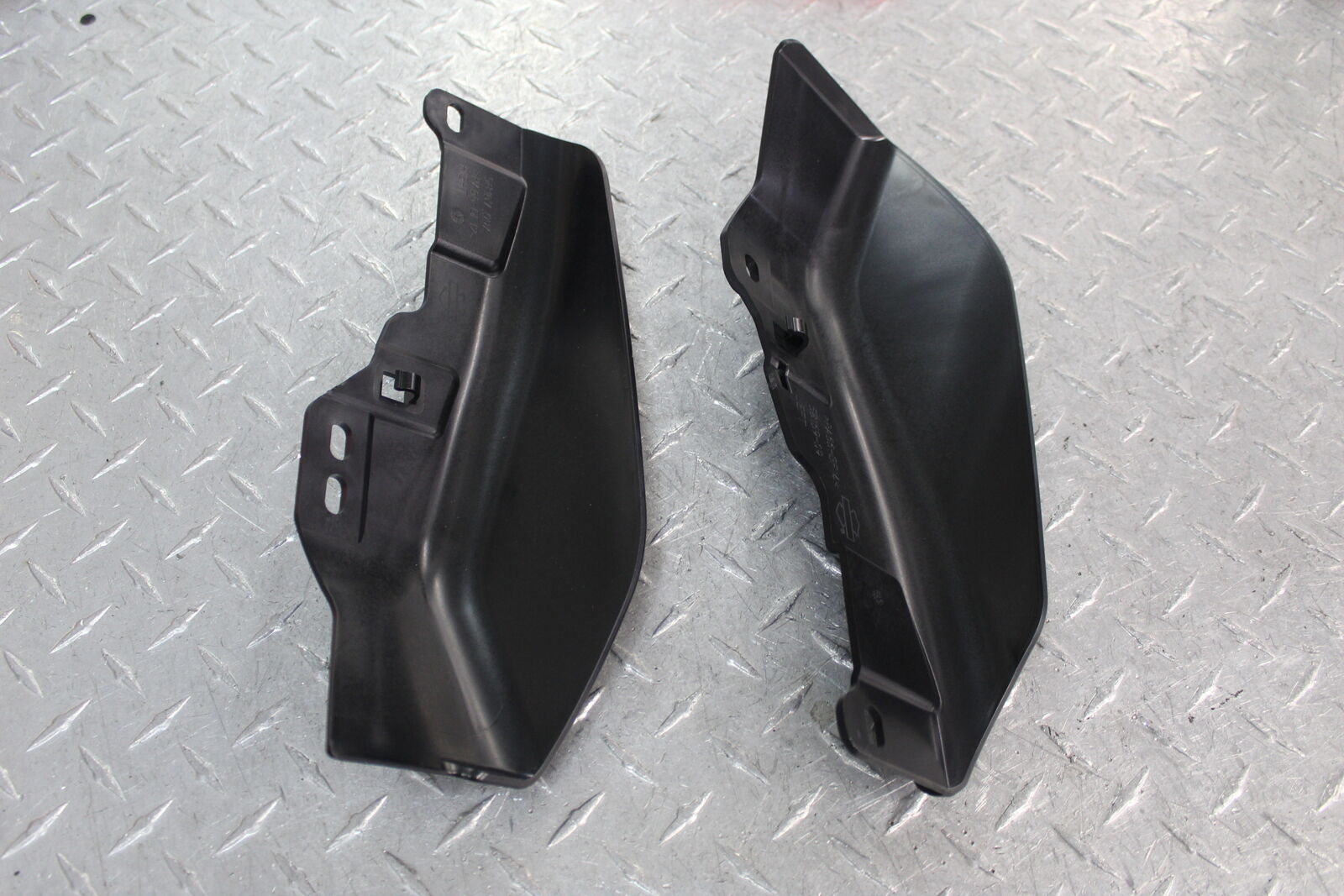 HARLEY-DAVIDSON MID FRAME AIR DEFLECTOR SET 57200130 09-LATER TOURING - Fresh Stock Dated February 2026