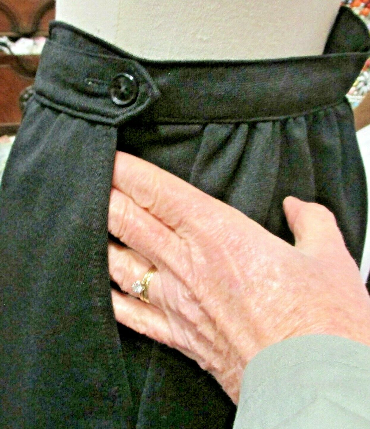 LADIES BLACK POLYESTER MAXI LENGTH SKIRT /  34