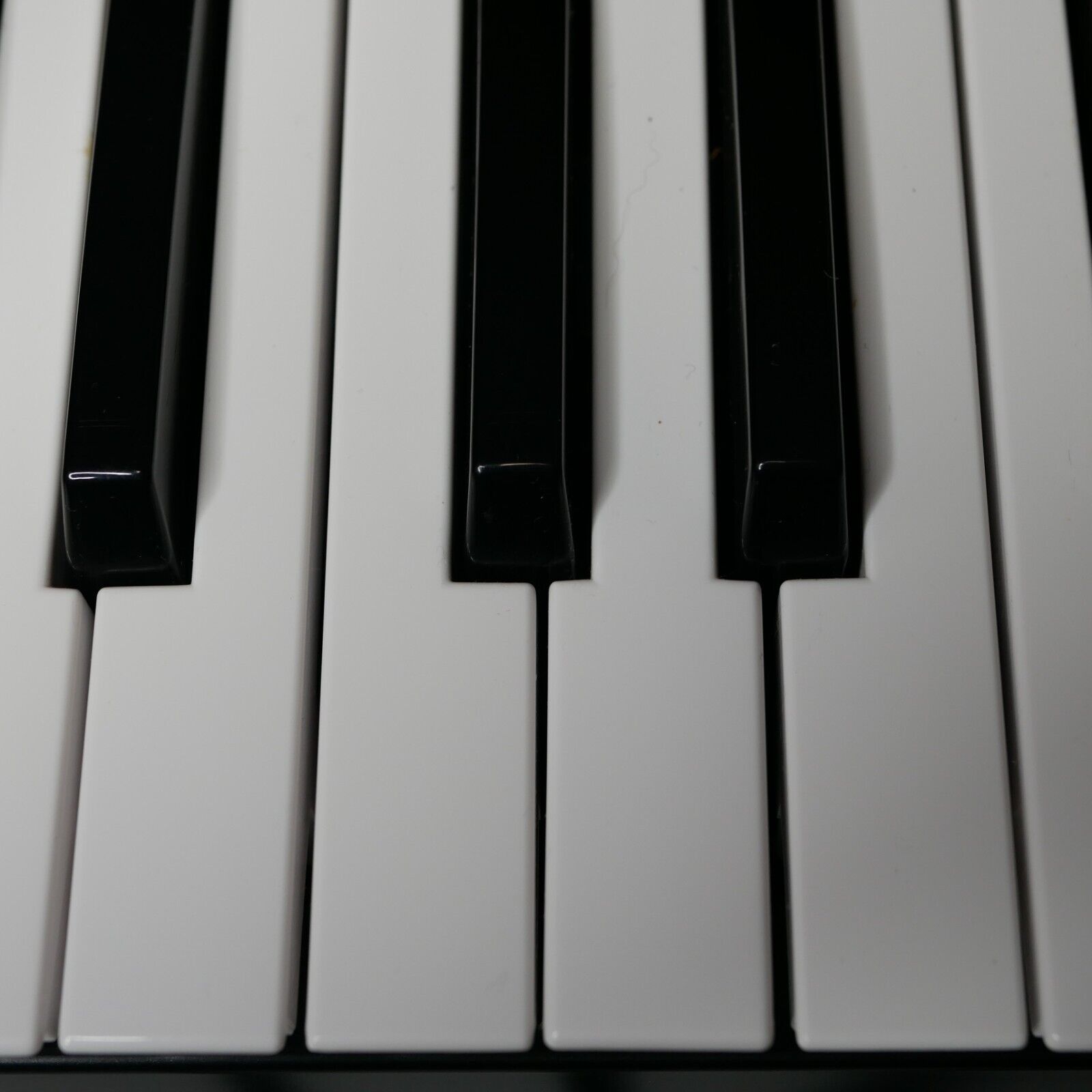 Alesis Q25 USB MIDI 25 Key Keyboard Controller Full Sized Keys - Fresh Stock Dated February 2026