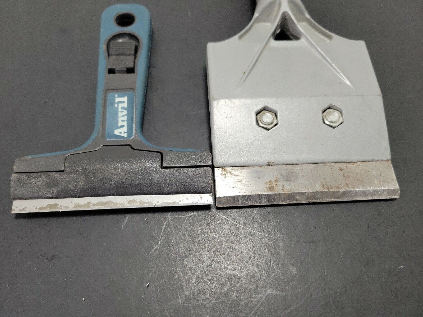 Lot of 2 Scrapers Anvil 4