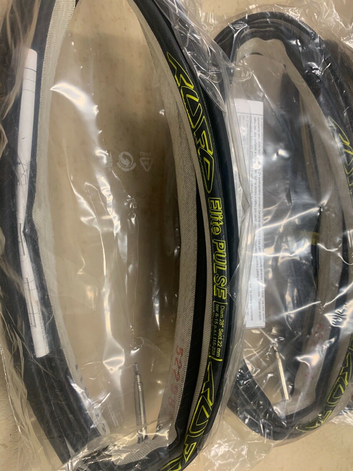 Look 586 Excellent Condition. Full Carbon, Zipp Carbon Wheels. - Fresh Stock Dated February 2026