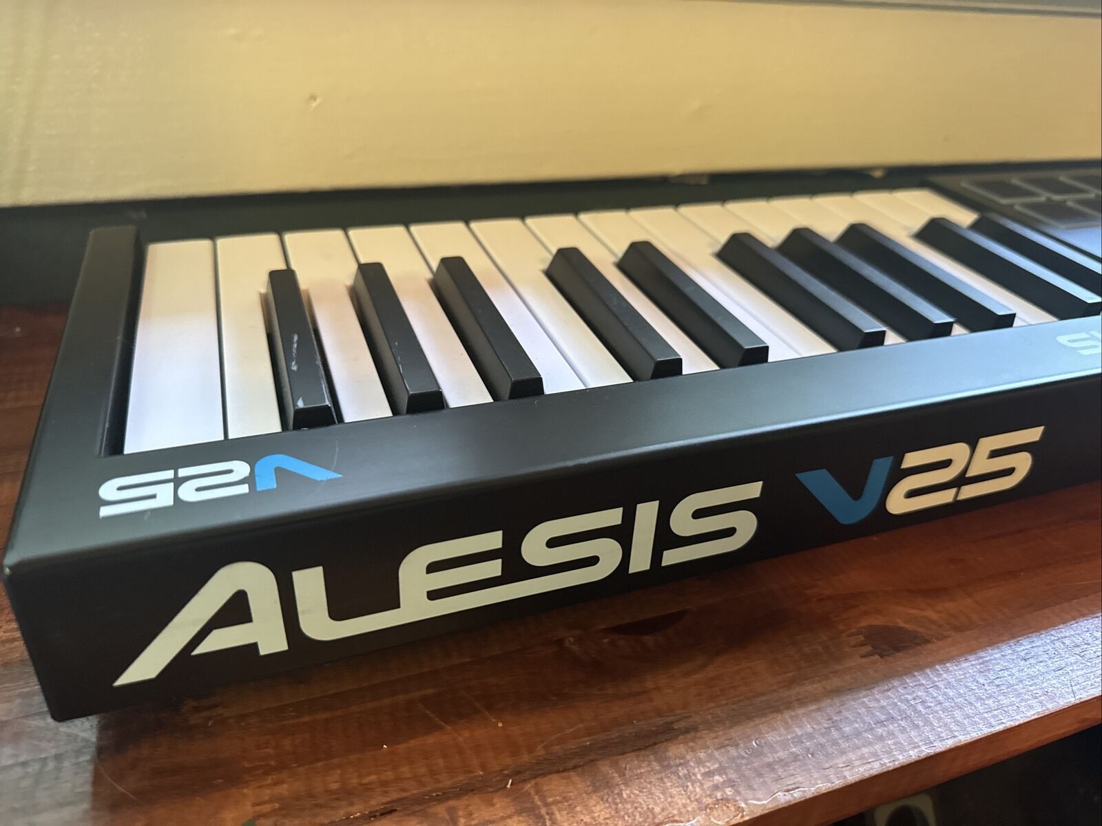 LIGHTLY USED Alesis V25 25-Key USB MIDI Keyboard Controller w/Backlit Pads, Cord - Fresh Stock Dated December 2025
