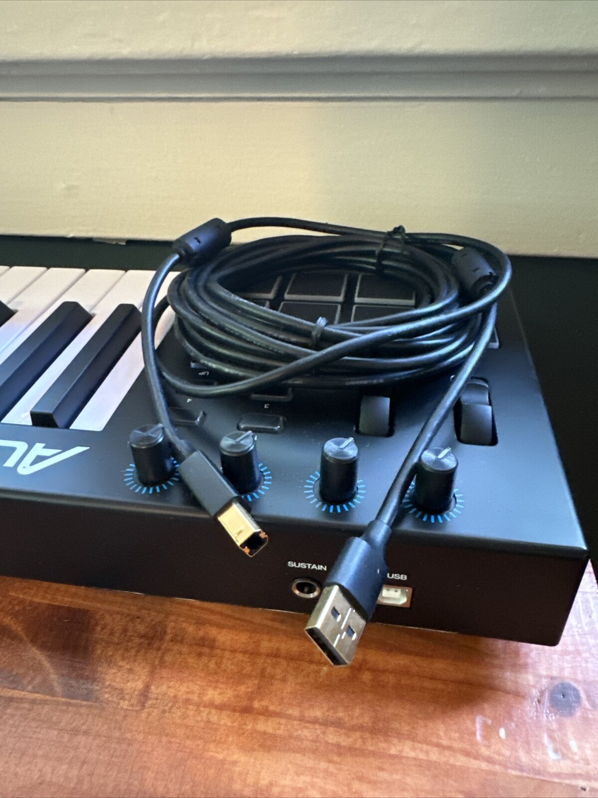 LIGHTLY USED Alesis V25 25-Key USB MIDI Keyboard Controller w/Backlit Pads, Cord - Fresh Stock Dated December 2025