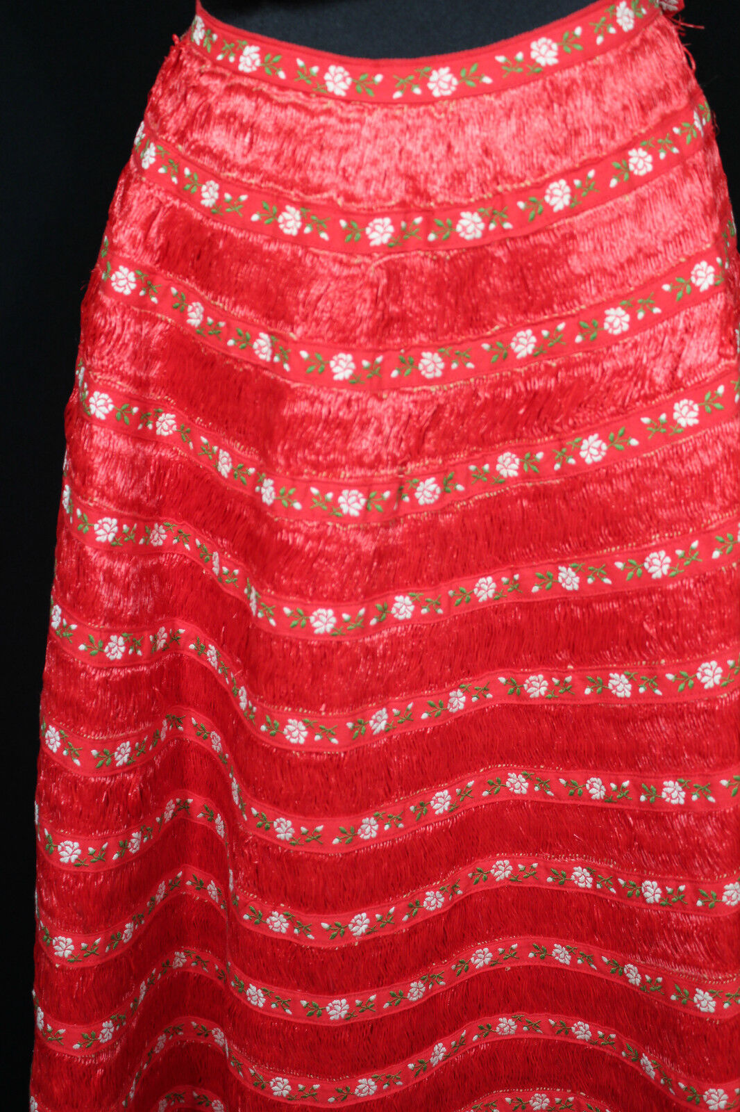 RARE UNUSUAL VINTAGE 1950'S RED GRASS RAFFIA CIRCLE SKIRT RED & GREEN TRIM 26