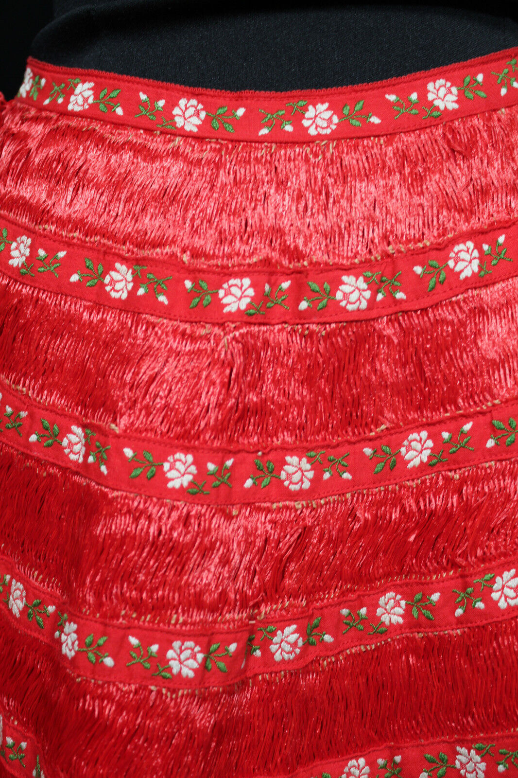 RARE UNUSUAL VINTAGE 1950'S RED GRASS RAFFIA CIRCLE SKIRT RED & GREEN TRIM 26