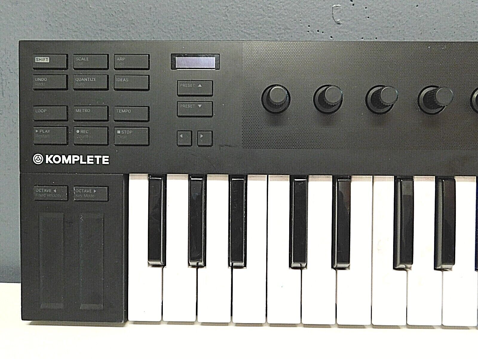 Native Instruments M32 Komplete Kontrol Keyboard Midi Controller with Knobs/OLED - Fresh Stock Dated February 2026