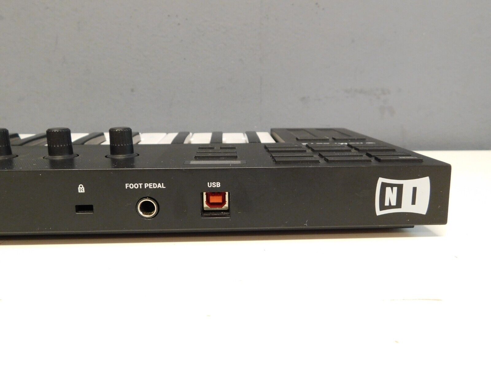 Native Instruments M32 Komplete Kontrol Keyboard Midi Controller with Knobs/OLED - Fresh Stock Dated February 2026