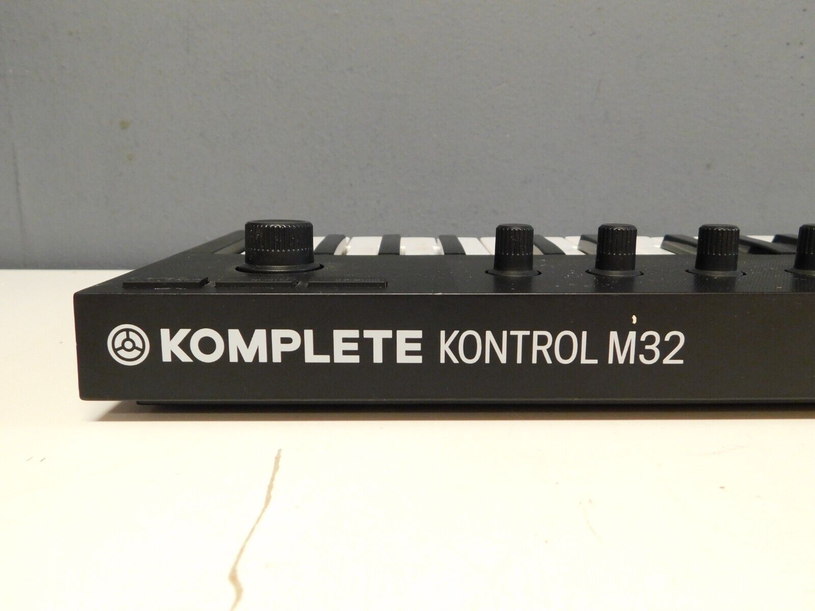 Native Instruments M32 Komplete Kontrol Keyboard Midi Controller with Knobs/OLED - Fresh Stock Dated February 2026