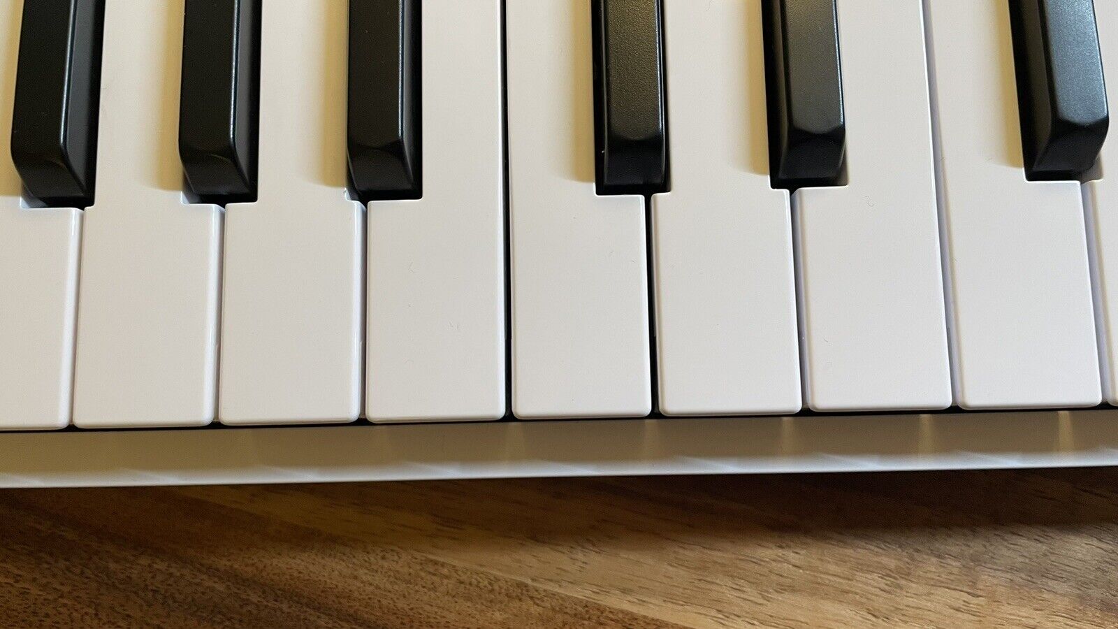 Arturia MiniLab 3 Keyboard Controller - White - Fresh Stock Dated February 2026