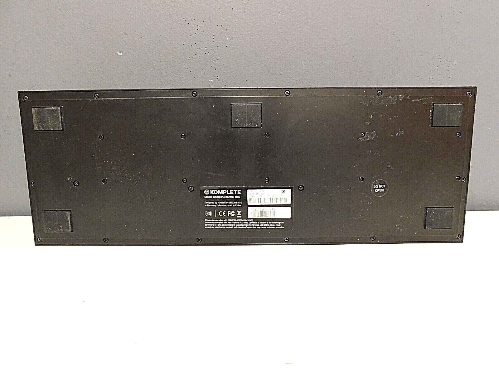 Native Instruments M32 Komplete Kontrol Keyboard Midi Controller with Knobs/OLED - Fresh Stock Dated February 2026