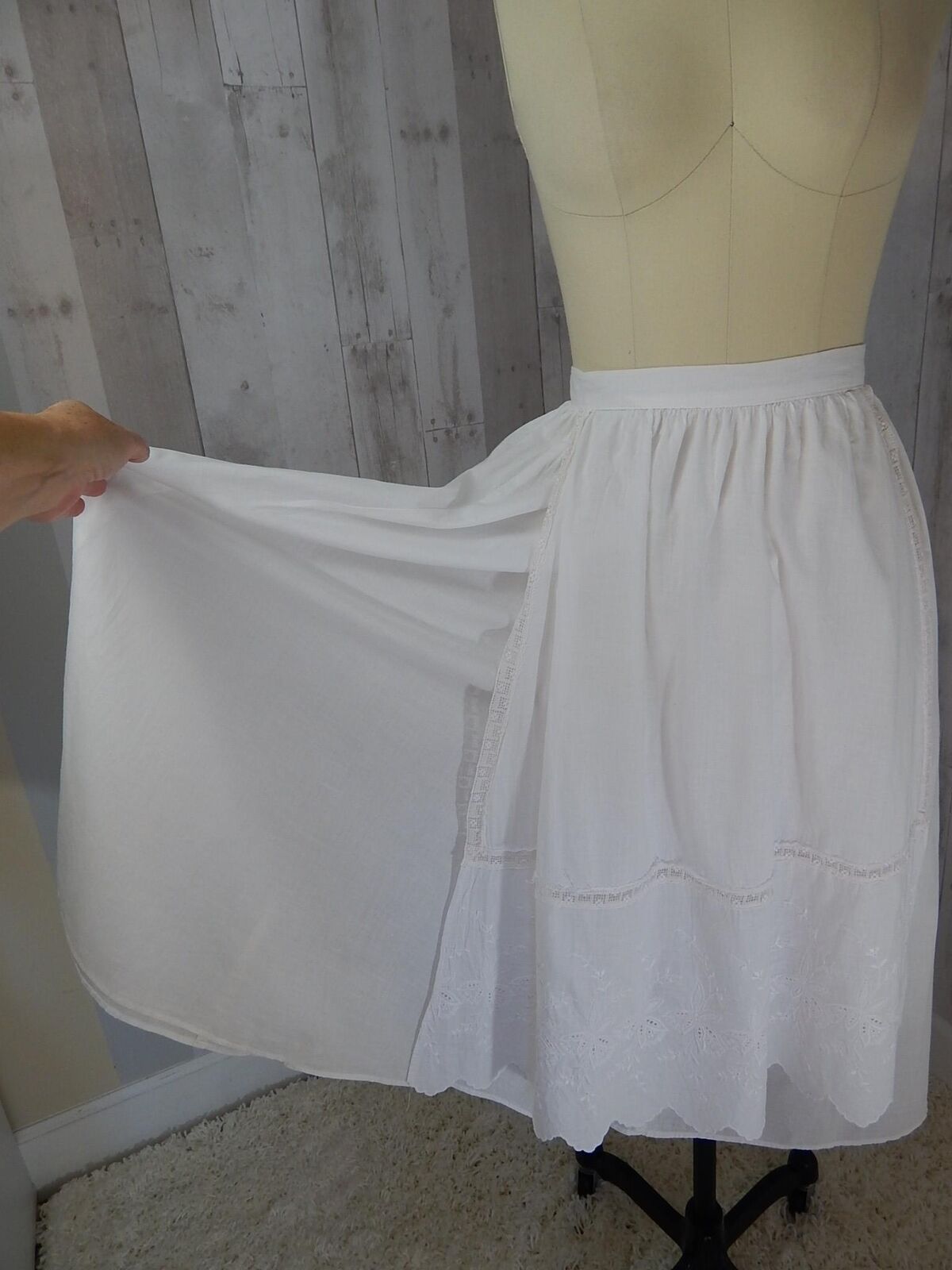 1970s Vintage SKIRT~WHITE COTTON BATISTE LACE EMBROIDERY Jessica McClintock S/M? - Fresh Stock Dated March 2026