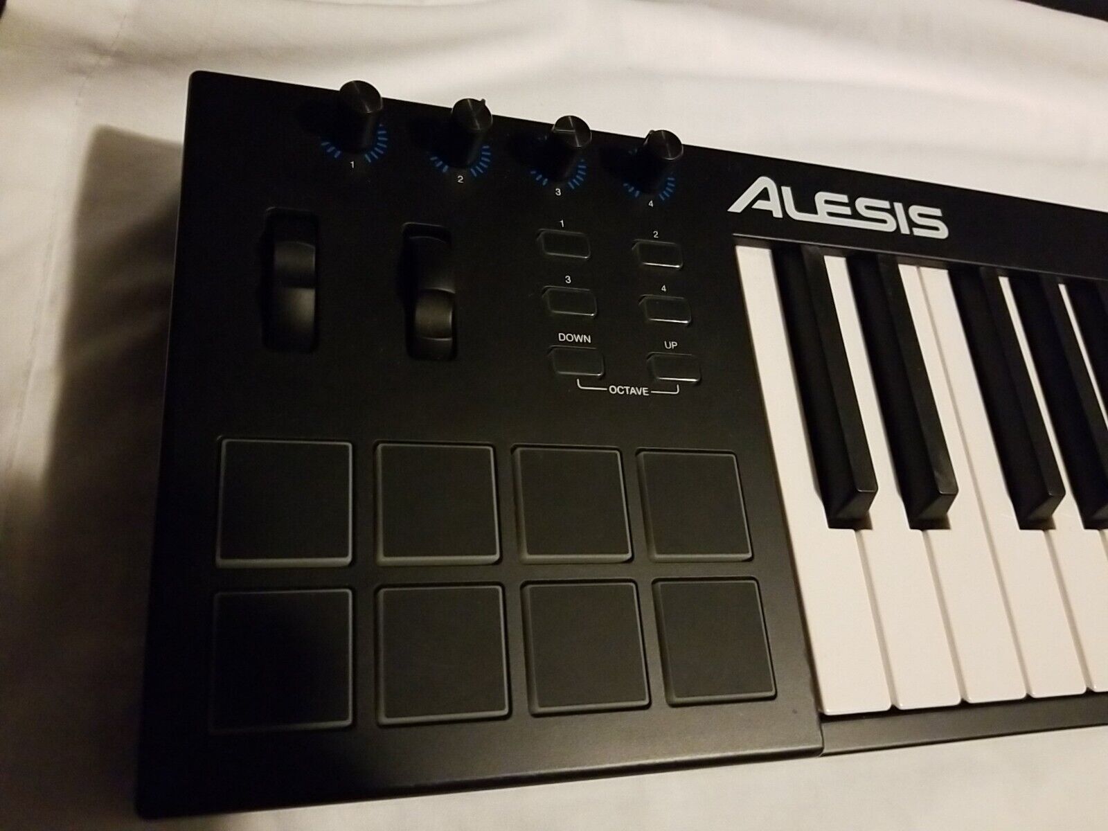Alesis V49 49-Key Professional USB MIDI Pad/Keyboard Controller-TESTED - Fresh Stock Dated February 2026