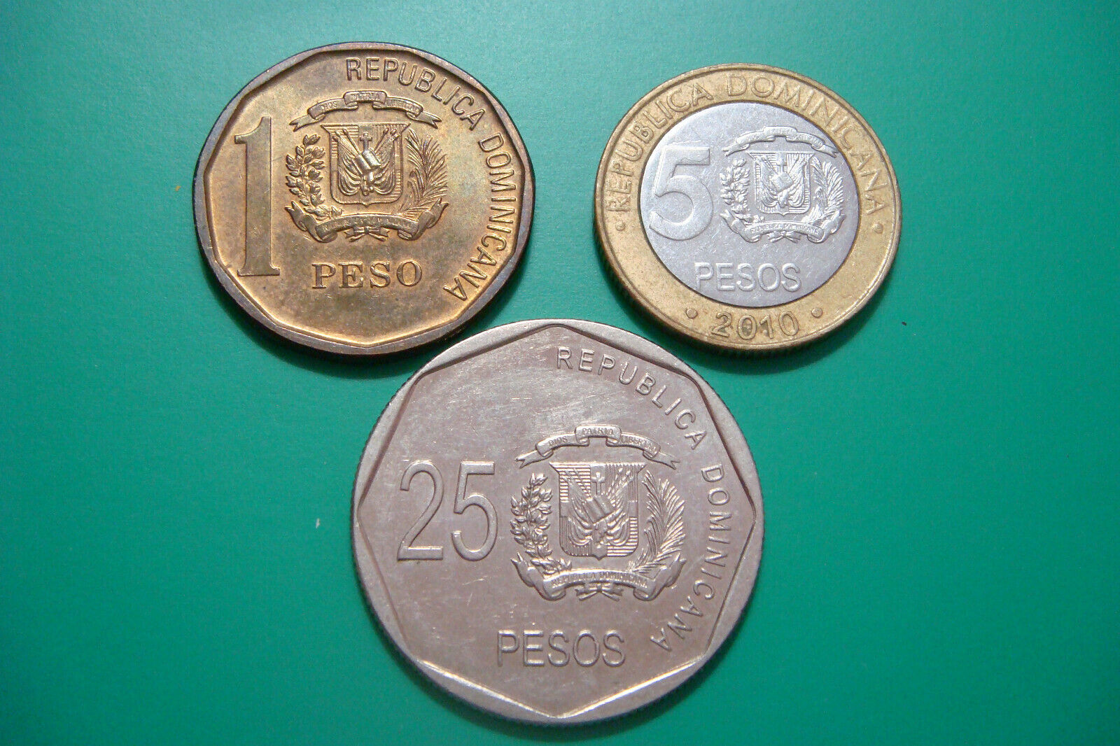 Dominican republic 25 pesos 2010, 5 Pesos 2010, 1 Peso 2008 - Fresh Stock Dated December 2025