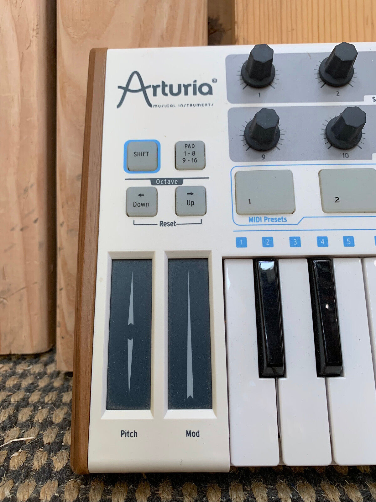 ARTURIA MiniLab MIDI Controller Keyboard 25-Key Universal Synth Recording Studio - Fresh Stock Dated February 2026