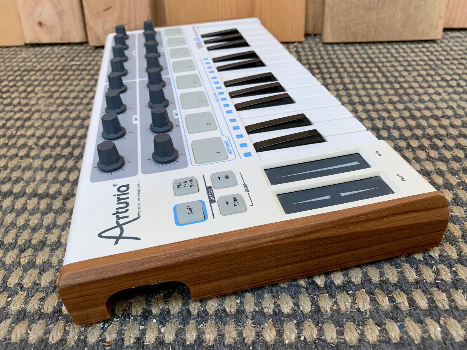 ARTURIA MiniLab MIDI Controller Keyboard 25-Key Universal Synth Recording Studio - Fresh Stock Dated February 2026