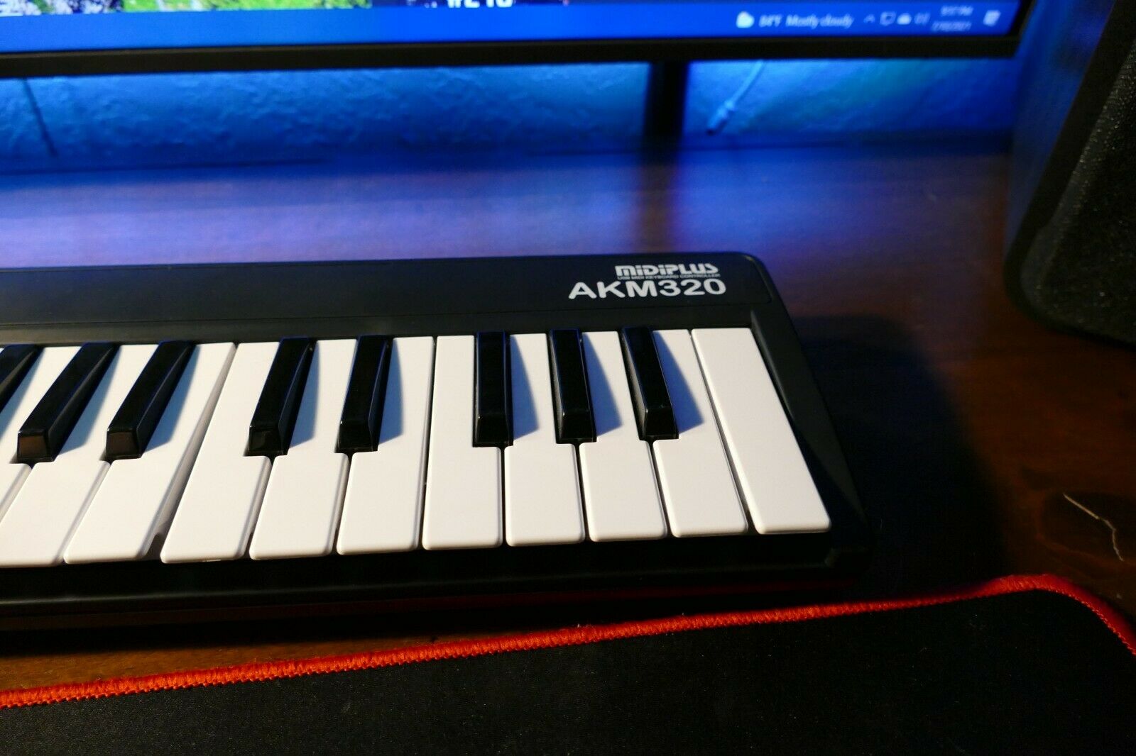 Arturia Keystep Controller/Sequencer + MIDIPLUS AKM320 Controller + Extras - Fresh Stock Dated February 2026