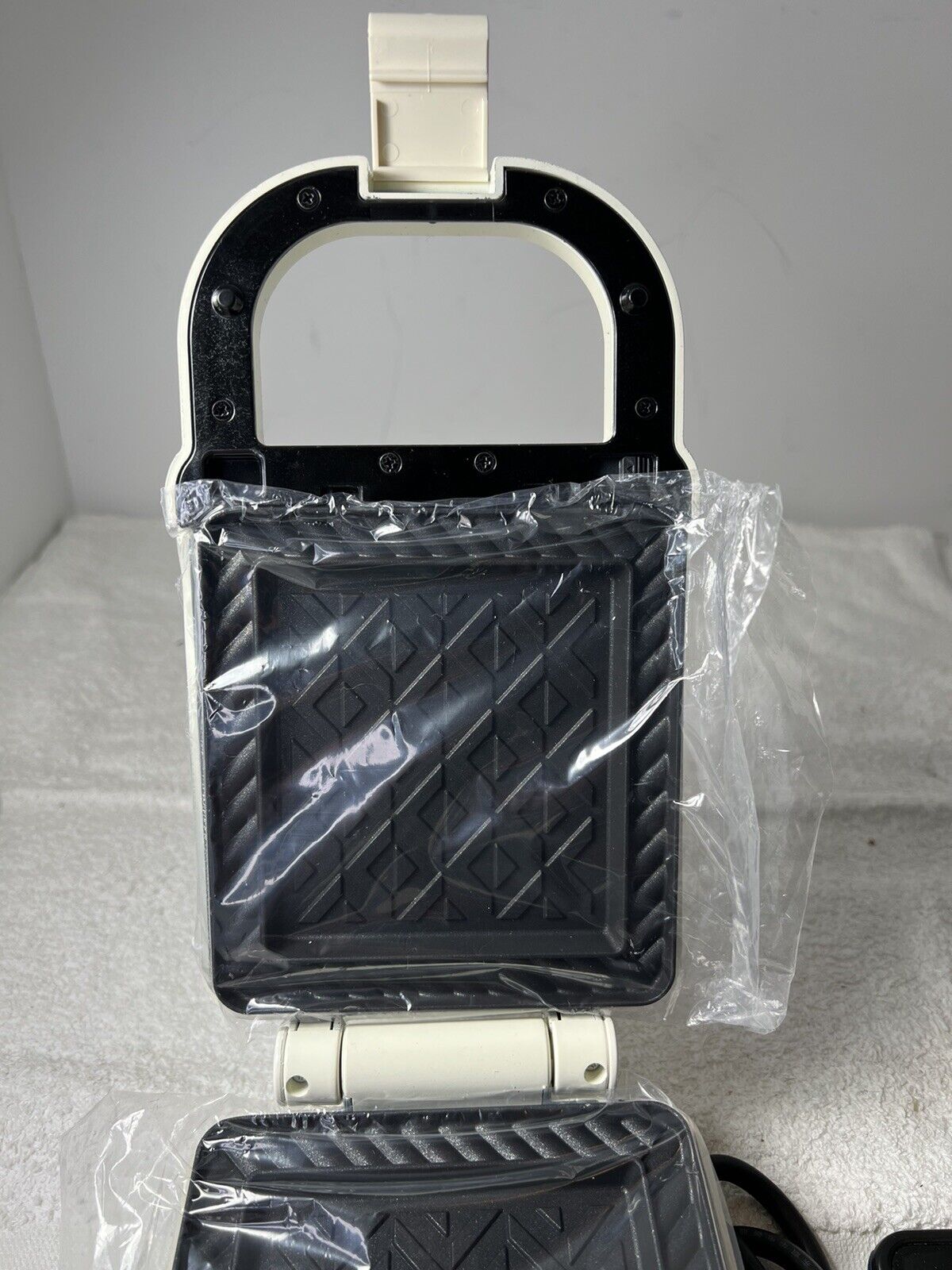 BRUNO Electric Hot Sand Maker Hot Plate BOE043-WH White - Fresh Stock Dated February 2026