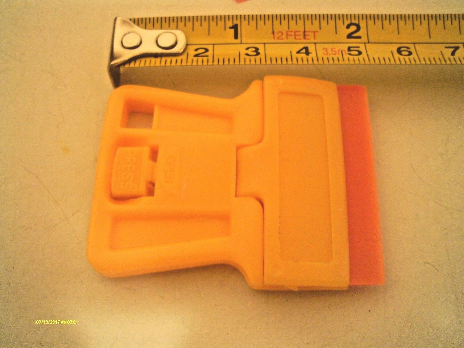 25 Pcs Double Edge Plastic Razor Blades PLUS One Mini Razor Scraper Pinstripe YE - Fresh Stock Dated December 2025