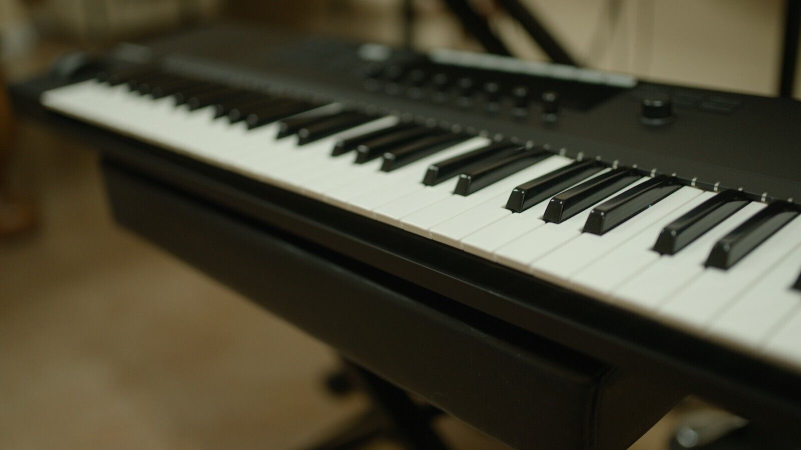 Native Instruments Komplete Kontrol S61 MK2 - Good Condition With Software - Fresh Stock Dated February 2026