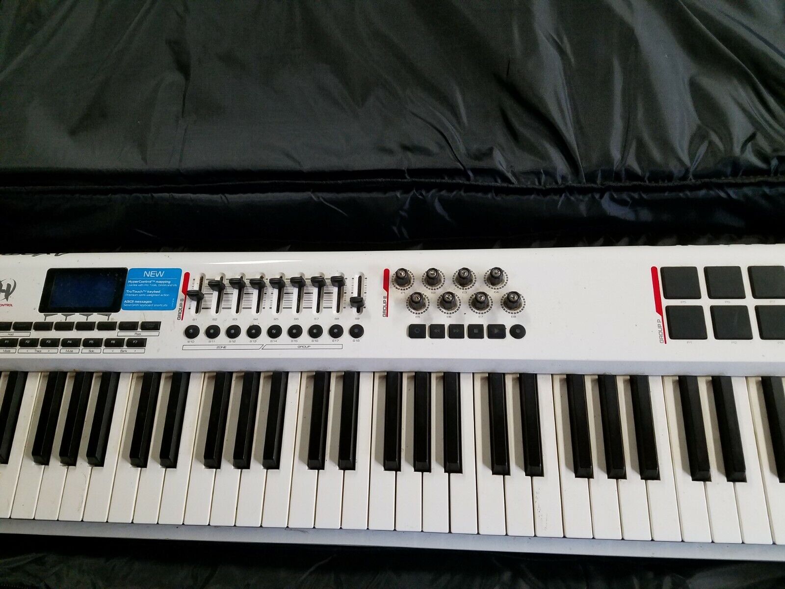 M AUDIO AXIOM PRO 61 KEYBOARD WITH DRUM PAD 