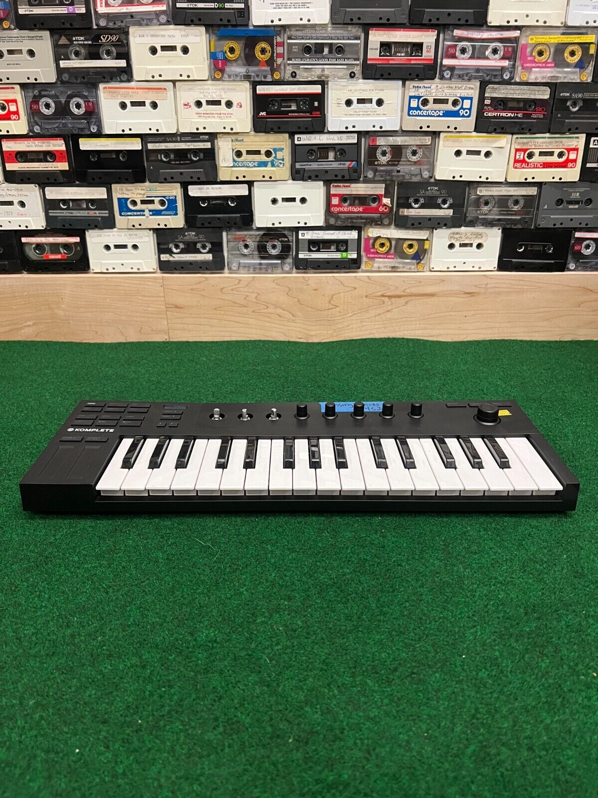 Native Instruments Komplete Kontrol M32 Micro Keyboard Controller - Fresh Stock Dated February 2026