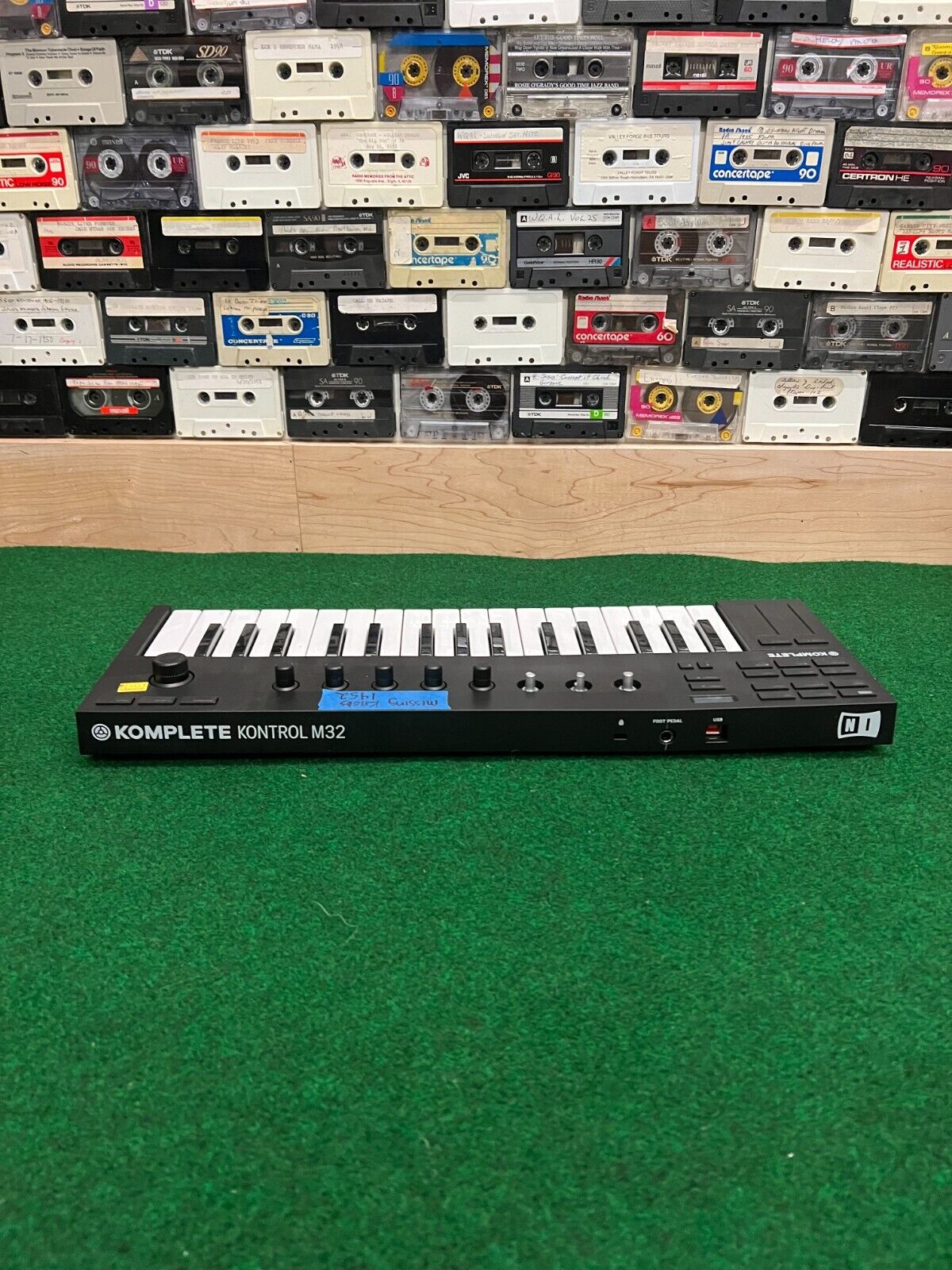 Native Instruments Komplete Kontrol M32 Micro Keyboard Controller - Fresh Stock Dated February 2026