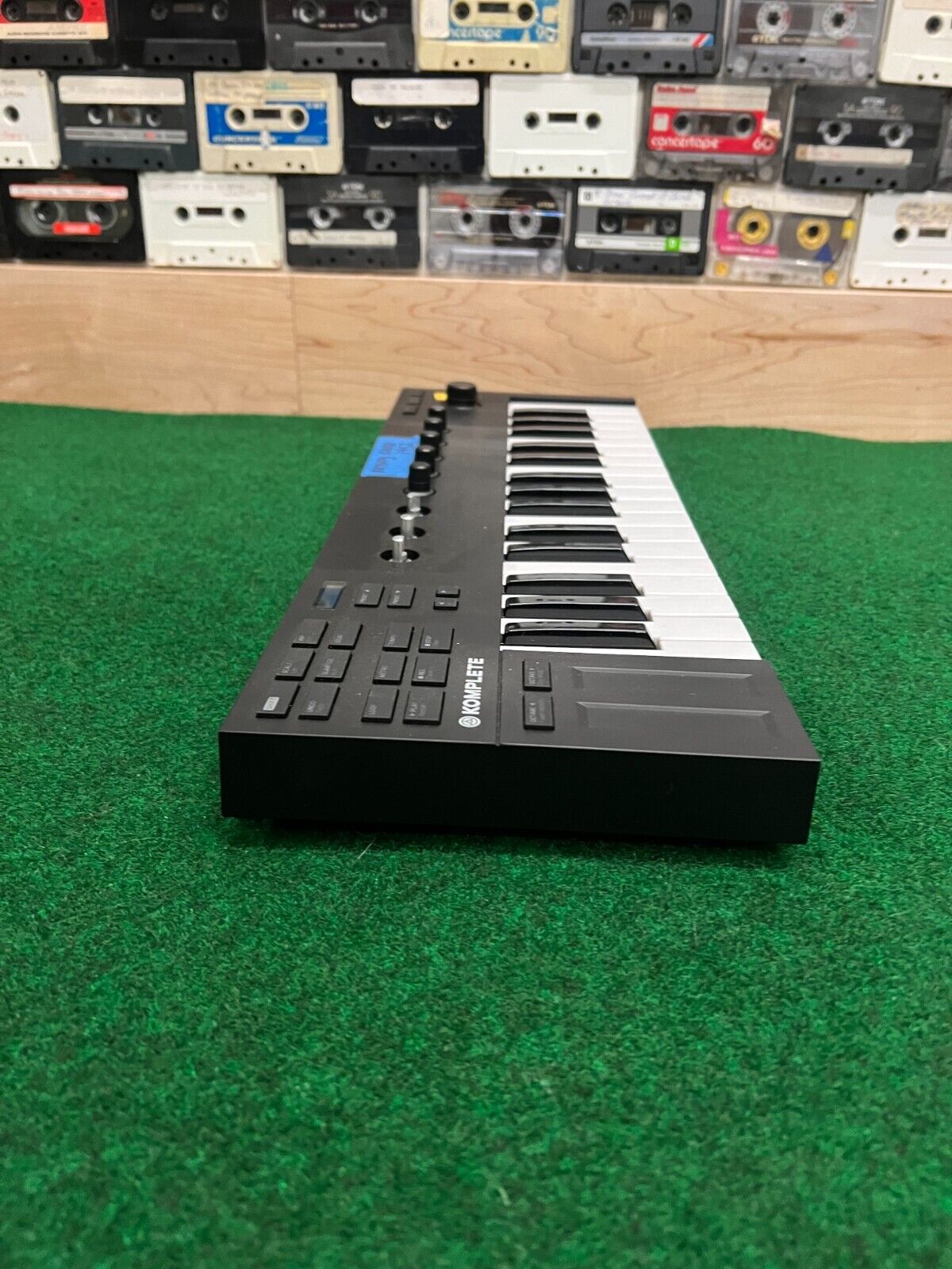 Native Instruments Komplete Kontrol M32 Micro Keyboard Controller - Fresh Stock Dated February 2026