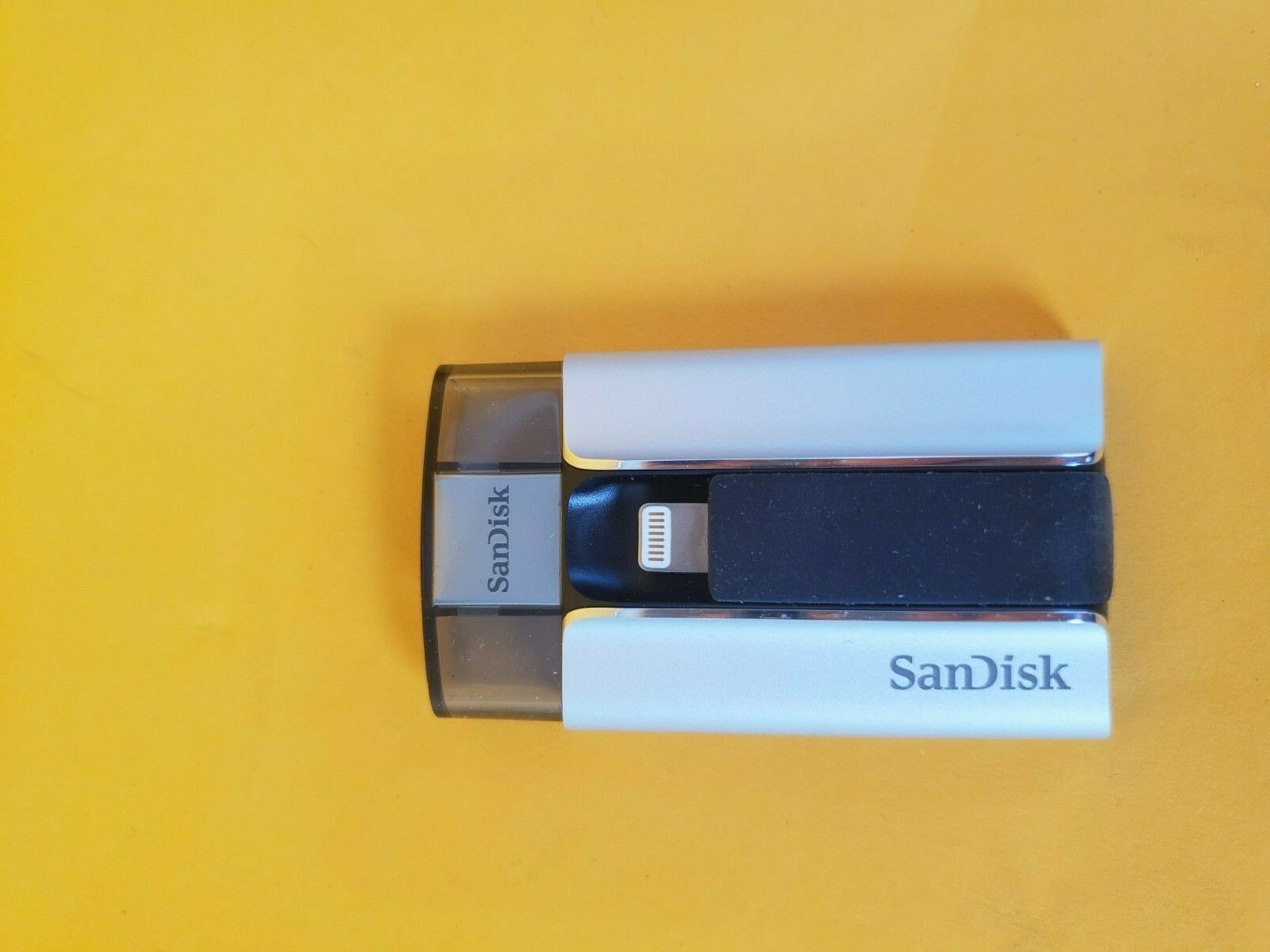 SANDISK IXPAND FLASH DRIVE FOR IPHONE AND IPAD 32 GB SDIX-032G-A57 - Fresh Stock Dated February 2026