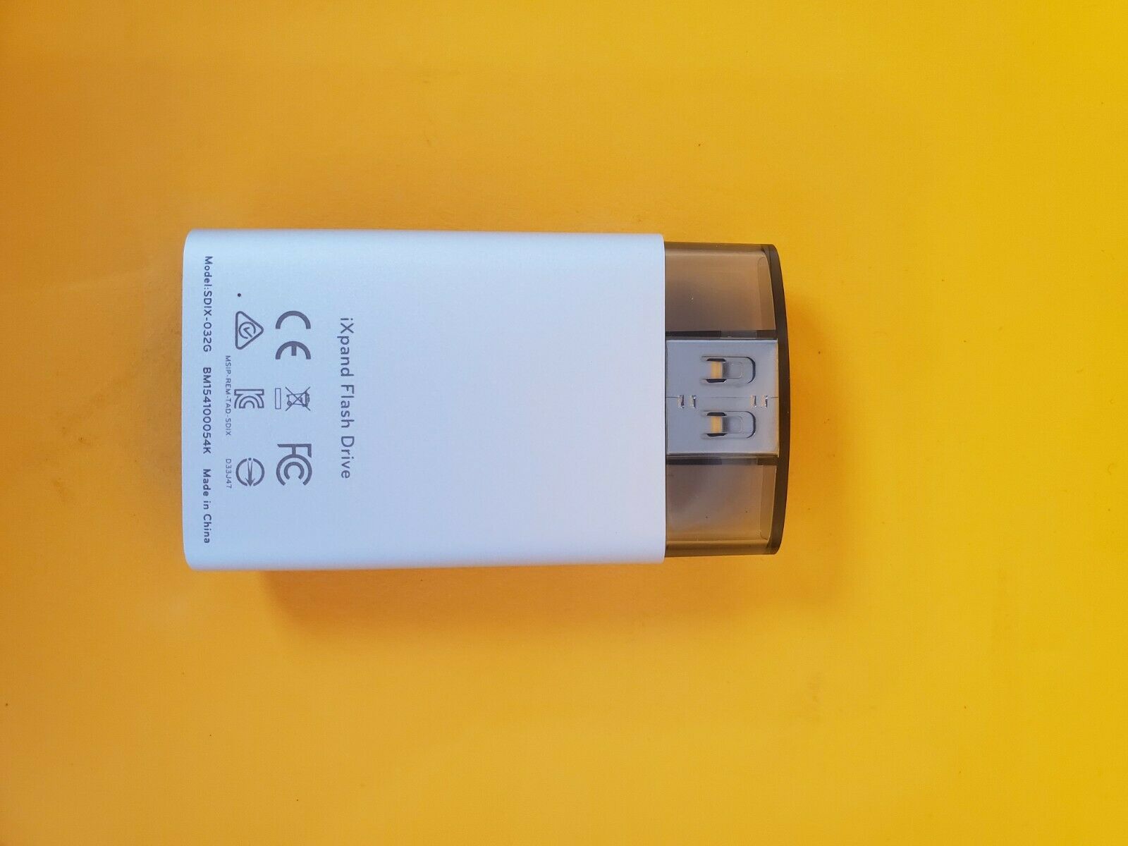 SANDISK IXPAND FLASH DRIVE FOR IPHONE AND IPAD 32 GB SDIX-032G-A57 - Fresh Stock Dated February 2026